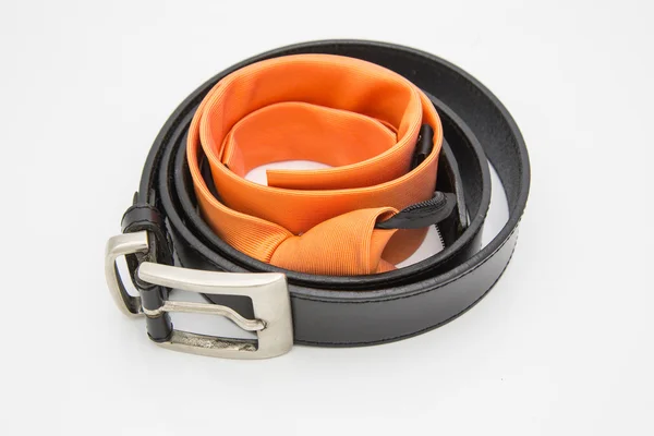 Cinturón y corbata naranja sobre fondo blanco — Foto de Stock