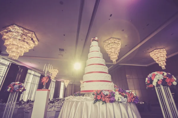 Прекрасний прикрашений торт для весільної церемонії — стокове фото