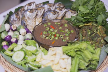 Alan, taze sebze ızgara veya kızarmış uskumru ile çok küçük bölümü