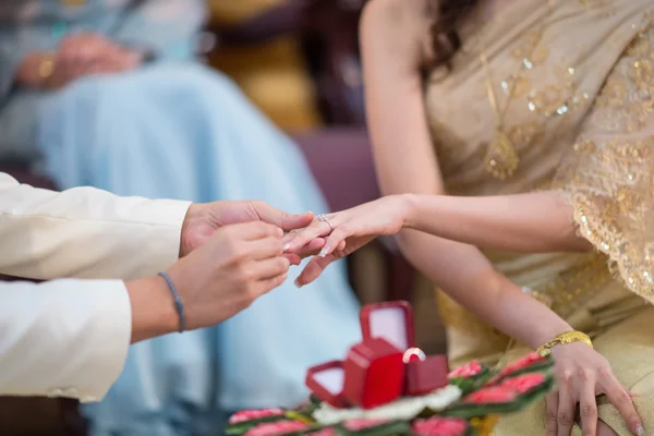 Close up,The groom wearing wedding ring for his bride — Stock Photo, Image