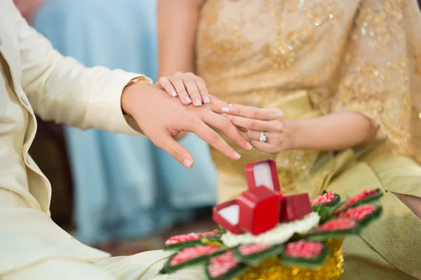 La novia con un anillo de bodas para su novio — Foto de Stock