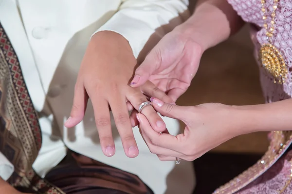 La novia con un anillo de bodas para su novio — Foto de Stock