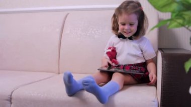 Tablet compute orta atış ile küçük kız