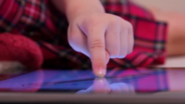Petite fille avec ordinateur tablette gros plan — Video