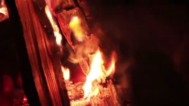 Feu de camp brûlant la nuit gros plan 