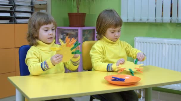 Twins playing an educational game — Stock Video