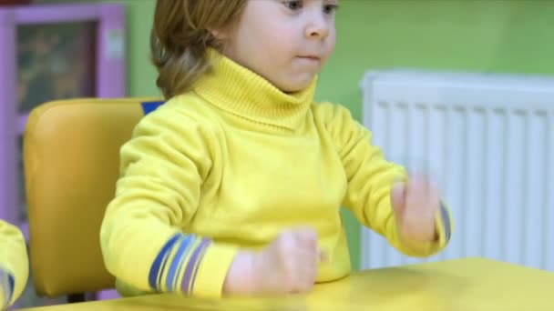 Gêmeos estão fazendo exercícios para as mãos — Vídeo de Stock