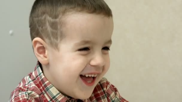 Pequeño niño riendo primer plano — Vídeo de stock