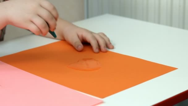 Niño estudiando las propiedades del agua — Vídeo de stock