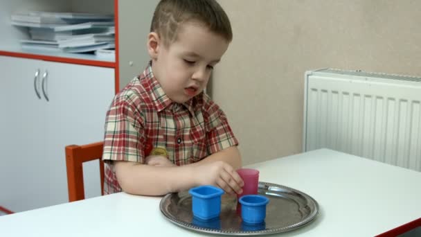 Child of five years looking at molds — Stock Video