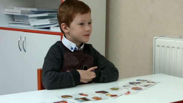 Garçon de six ans en classe — Video