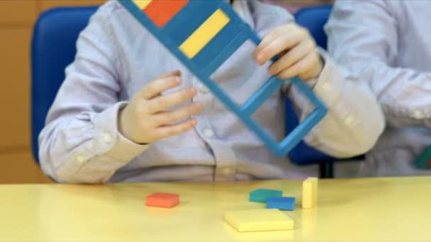 Fünfjähriges Kind beim Spielen — Stockvideo