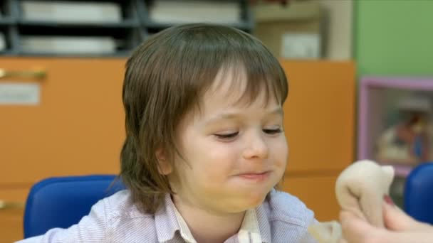 Emocional niño de cinco años — Vídeos de Stock