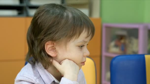 Niño de cinco años jugando — Vídeos de Stock