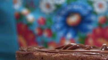 Pastadaki mum. Doğum günü pastasına mum sokan kadın.