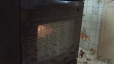 Gaz ocağında turtalar. Turtalar gaz sobasında pişiyor.