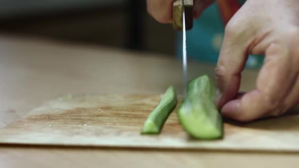 Vrouw Snijdt Komkommer Van Dichtbij Vrouwelijke Handen Snijden Een Groene — Stockvideo