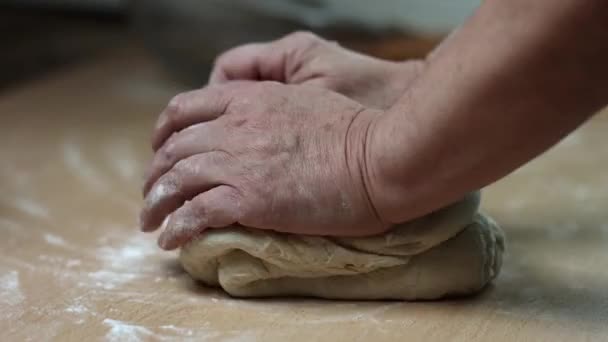 Mujer Amasando Pasta Manos Femeninas Amasando Masa Mesa Cocina — Vídeo de stock