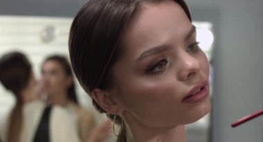 Bu, makyaj yapan genç bir kızın harika bir görüntüsü. Bu 4000x2160 (4K) videosu herhangi bir kadın güzelliğini gösteren video projesinde harika görünecektir. Bu görüntüleri bir sonraki filminiz, Youtube videonuz, belgeseliniz ve daha fazlası ile birleştirin.