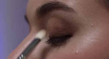 Bu, makyaj yapan genç bir kızın harika bir görüntüsü. Bu 4000x2160 (4K) videosu herhangi bir kadın güzelliğini gösteren video projesinde harika görünecektir. Bu görüntüleri bir sonraki filminiz, Youtube videonuz, belgeseliniz ve daha fazlası ile birleştirin.
