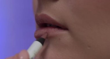 Bu, makyaj yapan genç bir kızın harika bir görüntüsü. Bu 4000x2160 (4K) videosu herhangi bir kadın güzelliğini gösteren video projesinde harika görünecektir. Bu görüntüleri bir sonraki filminiz, Youtube videonuz, belgeseliniz ve daha fazlası ile birleştirin.