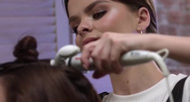 Bu, makyaj yapan genç bir kızın harika bir görüntüsü. Bu 4000x2160 (4K) videosu herhangi bir kadın güzelliğini gösteren video projesinde harika görünecektir. Bu görüntüleri bir sonraki filminiz, Youtube videonuz, belgeseliniz ve daha fazlası ile birleştirin.