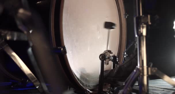 이것은 남자가 드럼을 연주하는 장면을 영상입니다 4000X2160 비디오는 비디오 프로젝트 — 비디오