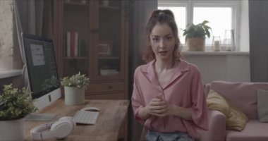 Bu, kendini kameraya çeken bir kızın harika bir görüntüsü. Bu 4096x2160 (4K) videosu internette çalışmayla ilgili her videoda harika görünecektir..