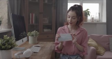 Bu, kendini kameraya çeken bir kızın harika bir görüntüsü. Bu 4096x2160 (4K) videosu internette çalışmayla ilgili her videoda harika görünecektir..