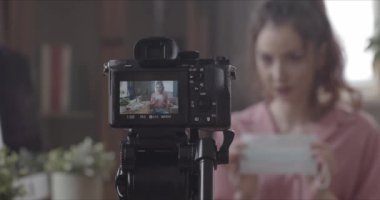 Bu, kendini kameraya çeken bir kızın harika bir görüntüsü. Bu 4096x2160 (4K) videosu internette çalışmayla ilgili her videoda harika görünecektir..