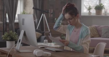 Bu, kendini kameraya çeken bir kızın harika bir görüntüsü. Bu 4096x2160 (4K) videosu bilgisayarla çalışan herhangi bir kişinin videosunda harika görünecektir..