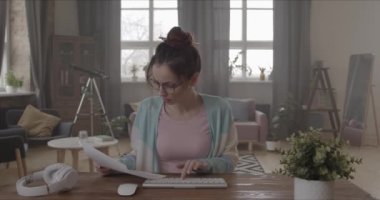 Bu, kendini kameraya çeken bir kızın harika bir görüntüsü. Bu 4096x2160 (4K) videosu bilgisayarla çalışan herhangi bir kişinin videosunda harika görünecektir..