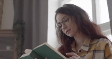 Bu, kendini kameraya çeken bir kızın harika bir görüntüsü. Bu 4096x2160 (4K) videosu herhangi bir evde okuma videosunda harika görünecektir..