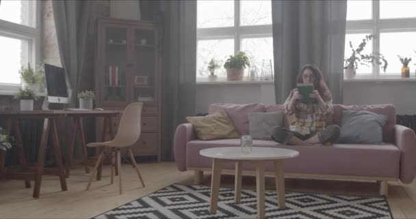 이것은 소녀가 카메라로 영상을 것입니다 4096X2160 비디오 집에서 읽기에 비디오좋아 — 비디오