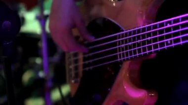 Bas gitarist gerçekleştirmek bir konserde