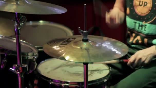 Drummer uitvoeren bij een concert — Stockvideo