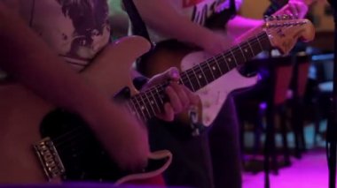 Birkaç gitaristler bir konserde gerçekleştirme
