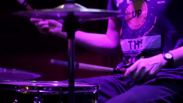 Drummer uitvoeren bij een concert — Stockvideo