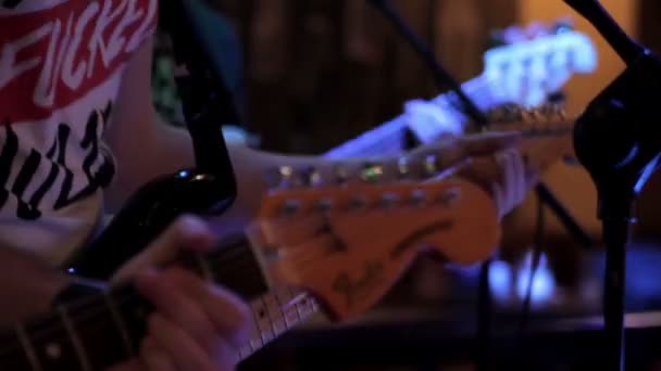 Несколько гитаристов выступают на концерте — стоковое видео