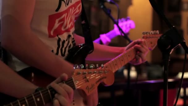 Algunos guitarristas actúan en un concierto — Vídeo de stock