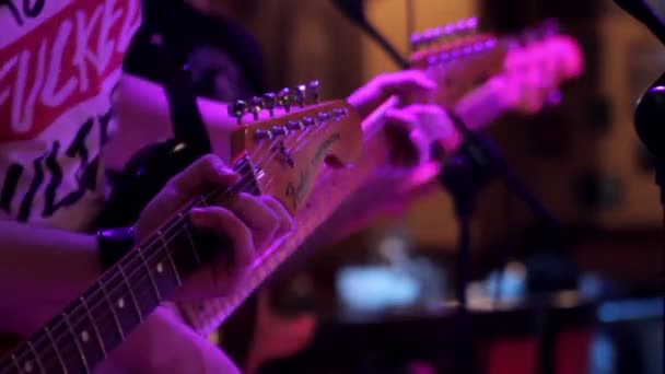 Algunos guitarristas actúan en un concierto — Vídeo de stock