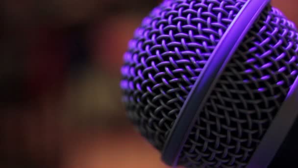 Микрофон в ночном клубе — стоковое видео