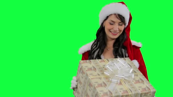 Schönes Mädchen, das ein Geschenk macht — Stockvideo