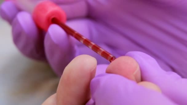 Blut aus dem Finger nehmen — Stockvideo