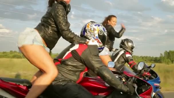 Bailando chica en una motocicleta — Vídeo de stock