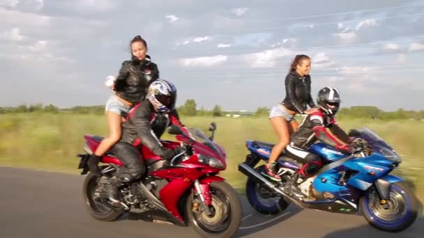 Tanzendes Mädchen auf einem Motorrad — Stockvideo