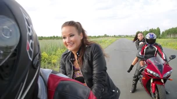 Menina senta-se na bicicleta — Vídeo de Stock