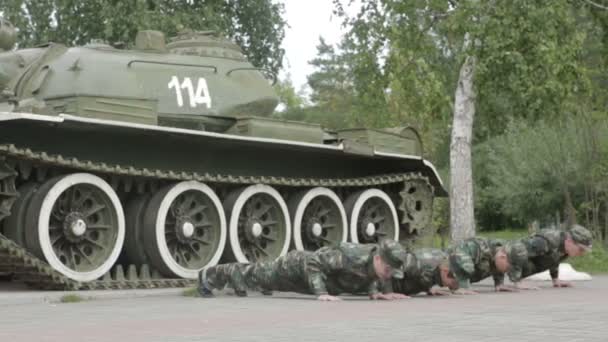 Soldiers doing push-ups — Stock Video