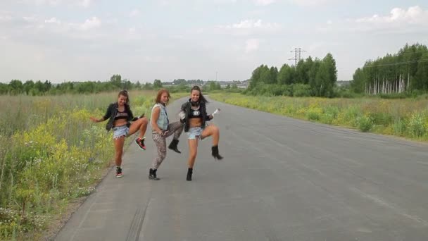 Chicas bailan en una calle — Vídeos de Stock