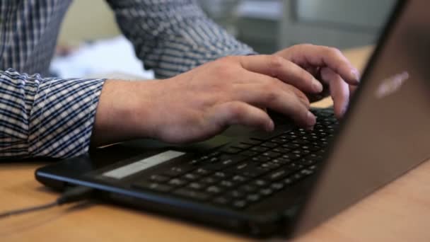 Un hombre escribiendo en el teclado — Vídeo de stock